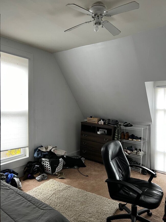 Foto del edificio - Large Home in Elm Heights - Available July...