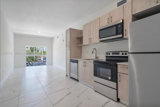 Building Photo - 420 SW 7th Ave