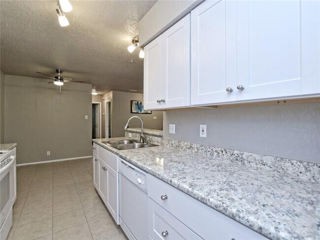Building Photo - 8905 Pineridge Dr