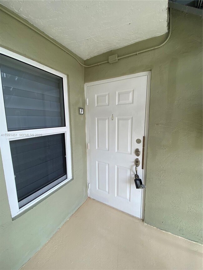 Foto del edificio - 17500 NW 67th Pl