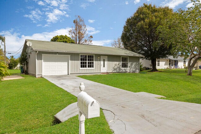 Building Photo - 733 SE Academy Ln