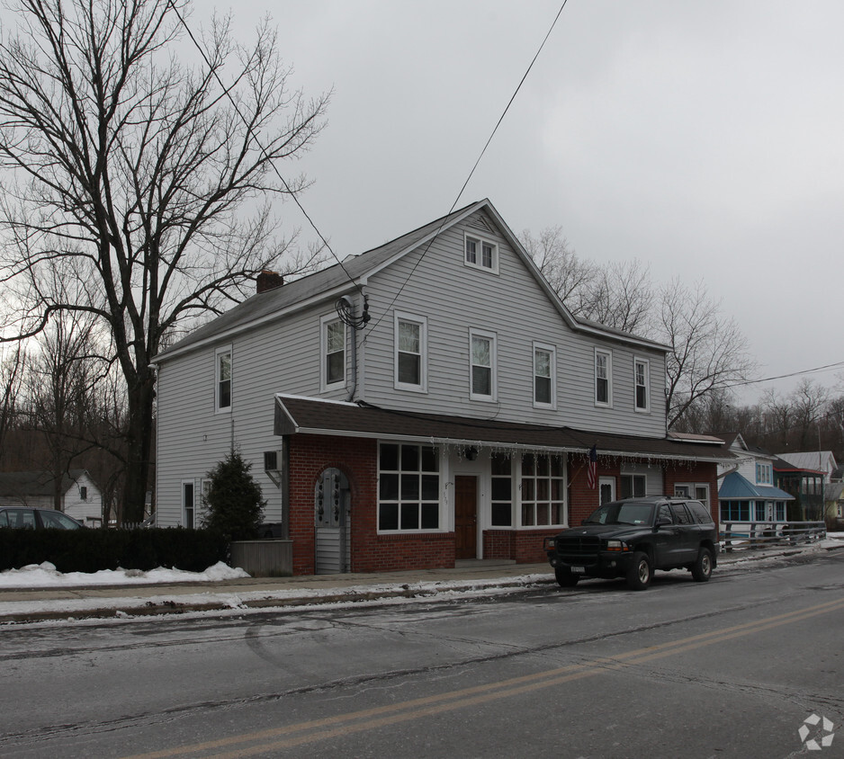 Primary Photo - 579 Main St