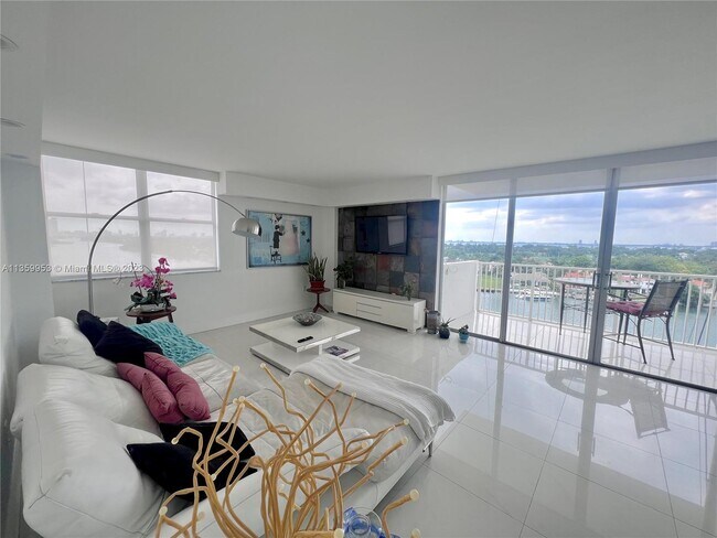 Foto del edificio - 5838 Collins Ave