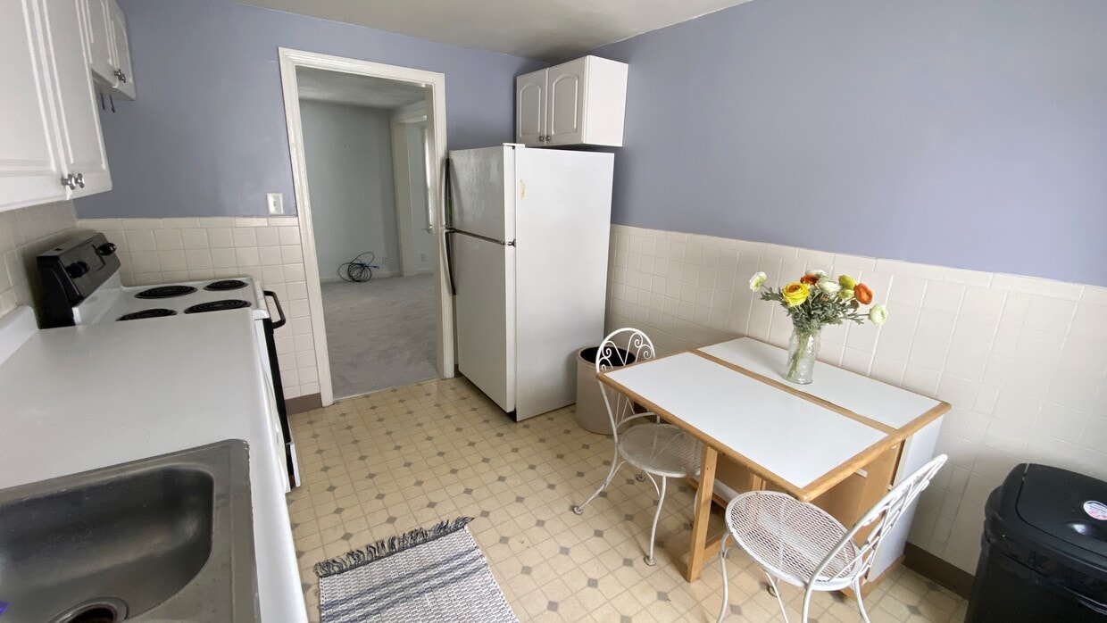 Kitchen looking to dining area - 38 Rand Ave