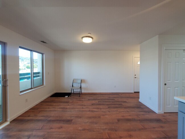Building Photo - remodeled top floor 2 bedroom 2.5 bath apa...