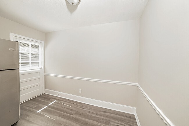 Building Photo - 1670 Village Pl