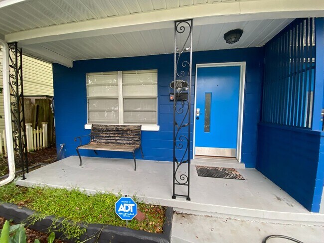 Building Photo - Recently renovated open floor plan 2/1 Dup...
