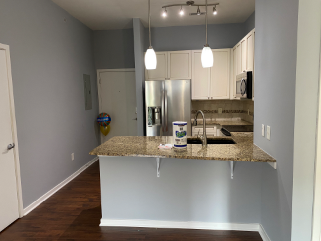 Building Photo - 2125 Southend Dr