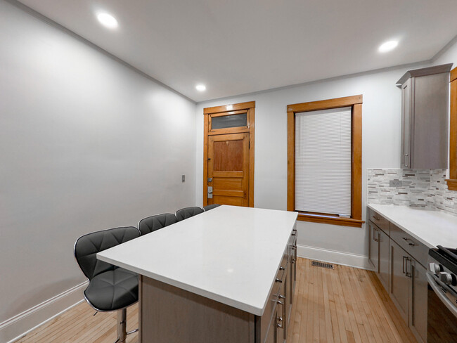 Building Photo - 4322 W Kamerling Ave