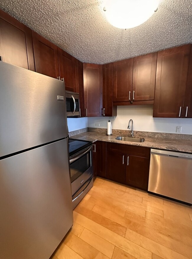 Building Photo - 1212 N La Salle Dr