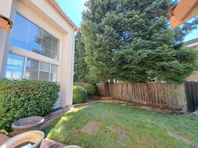Building Photo - Expansive Oasis with a Guest House, Pool, ...