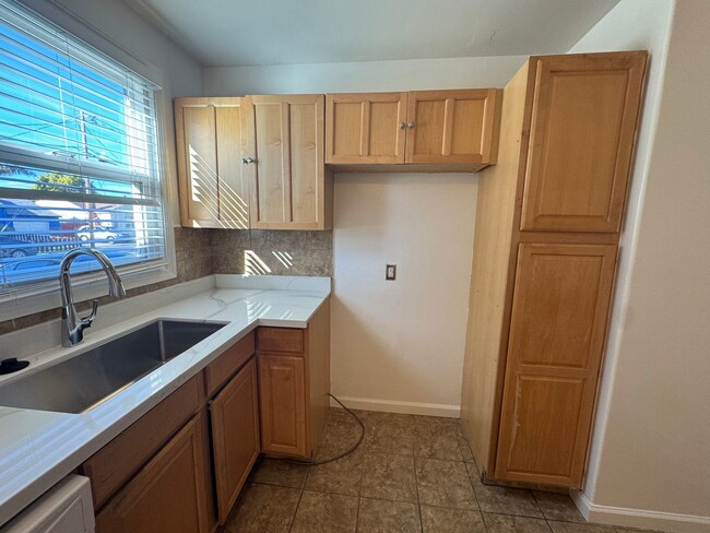 Building Photo - 3 BEDROOM HOME IN SAN LEANDRO