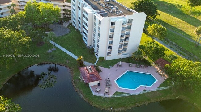 Foto del edificio - 7051 Environ Blvd
