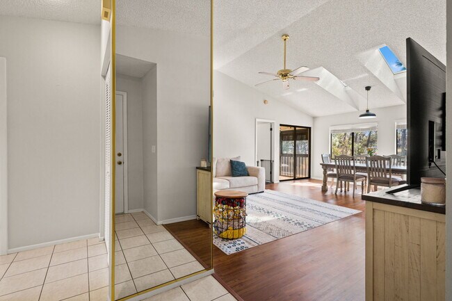 Foto del edificio - 8006 Picketts Ct