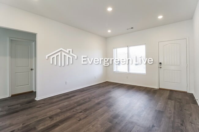 Foto del edificio - 42 10 Point Ln