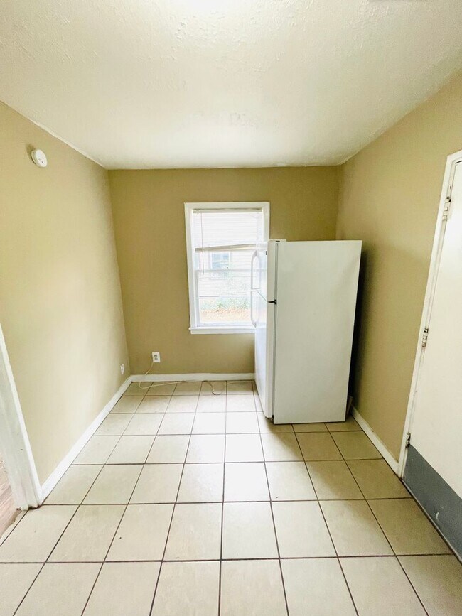Building Photo - ** 2 Bed 1 Bath located in Chisholm ** Cal...