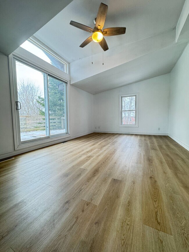 Building Photo - 273 Moffat St