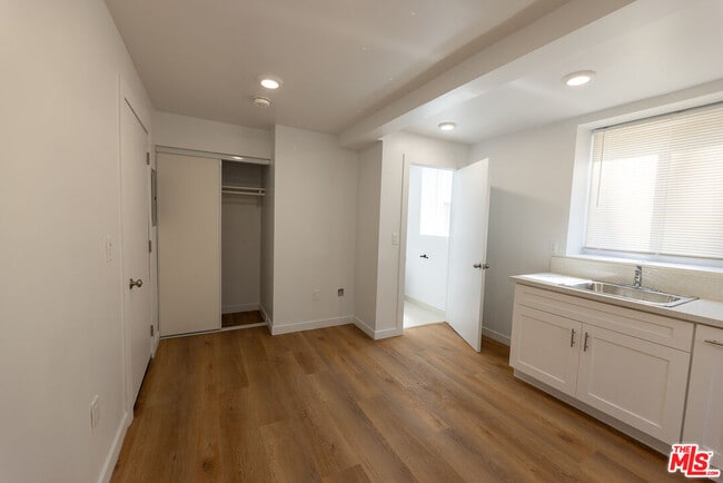 Building Photo - 1420 Alvarado Terrace