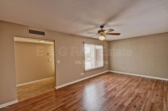 Foto del edificio - 1030 E Manhatton Dr