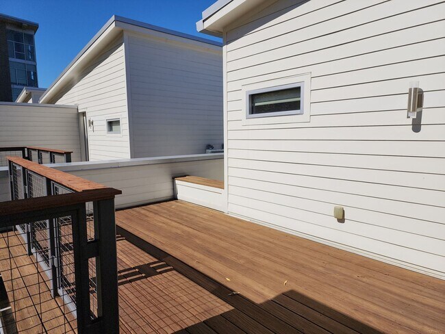 Foto del edificio - Contemporary Townhome East side of Downtow...