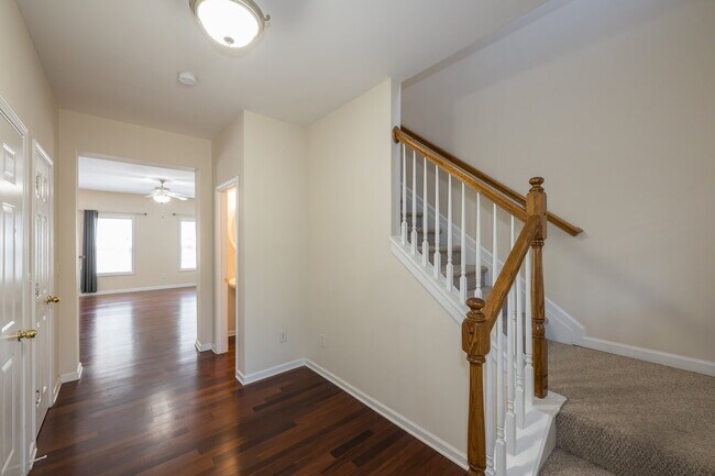 Foto del edificio - "Charming 2-Bed Oasis with Elegant Hardwoo...