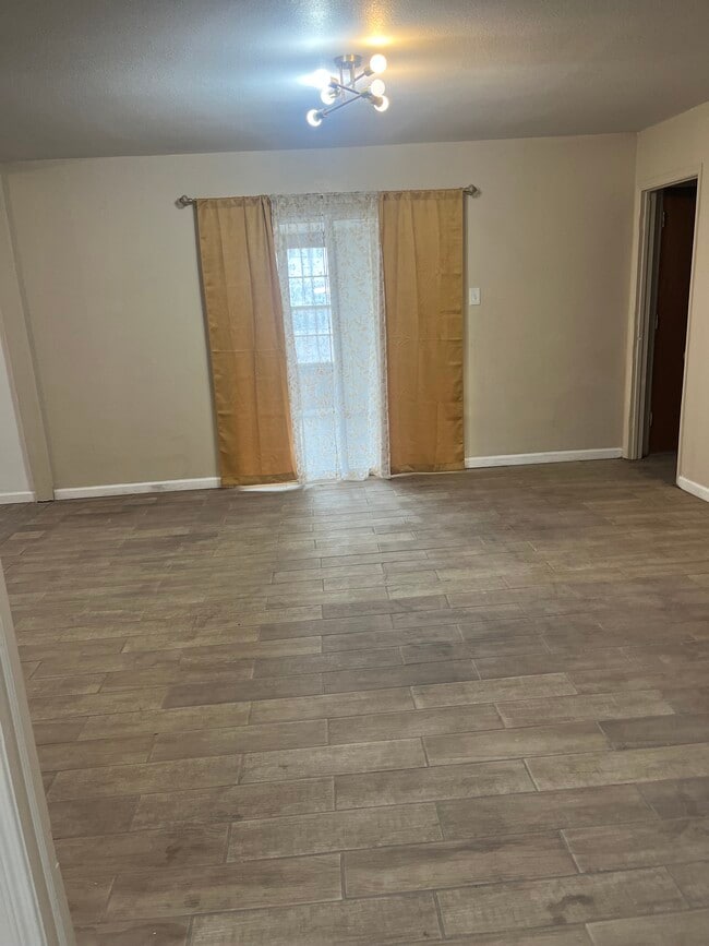 Extra large living room - 8700 Winchester Rd