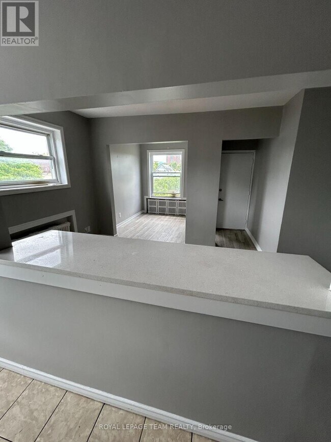 Photo du bâtiment - 883-883 Somerset St W