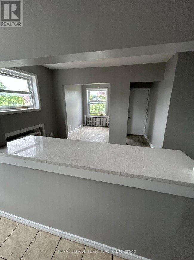 Photo du bâtiment - 883-883 Somerset St W