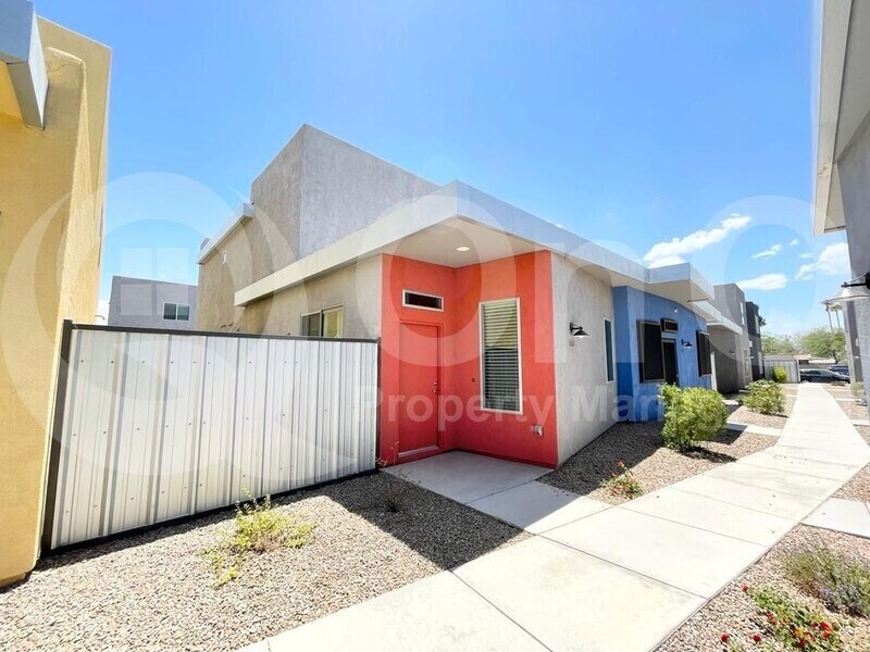 Primary Photo - 833 E Park Modern Dr