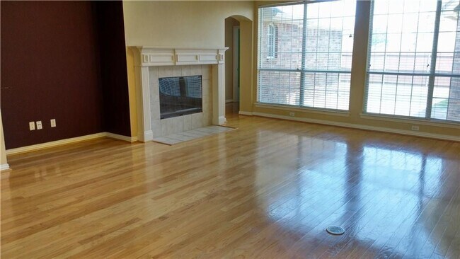 Foto del edificio - 4 Bedrooms single story comes loaded with ...