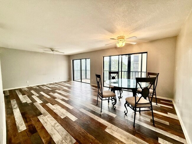 Building Photo - 2800 Cove Cay Dr