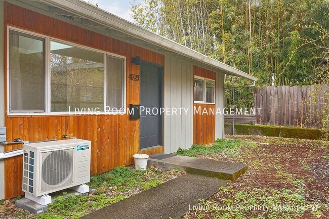 Building Photo - 2 Bedroom 1 Bath mid-century duplex locate...