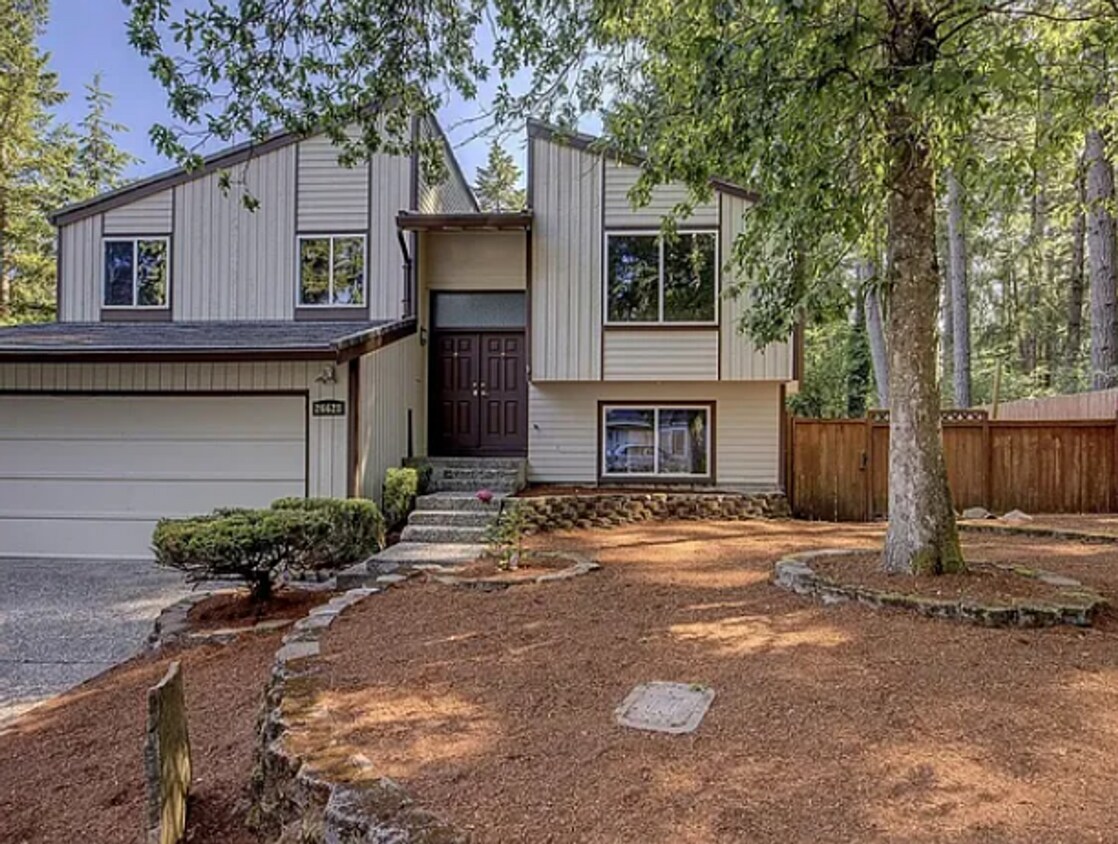 Primary Photo - 4 bedroom delightful craftsman home in Cov...