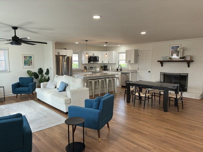 Photo - 304 Pine Knoll Dr House