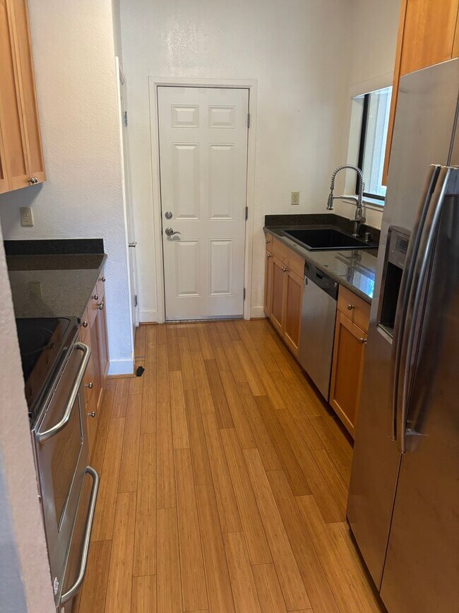 Foto del edificio - Gorgeous Two-Bedroom Condo with Golf Cours...