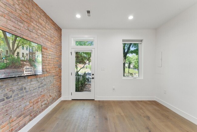 Building Photo - Capital Hill Rowhome