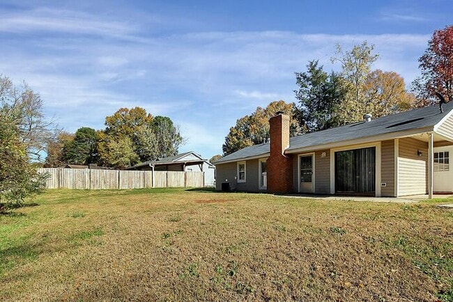 Building Photo - Charmingly Updated 3BD/2BA Ranch Home in Birnam Woods!