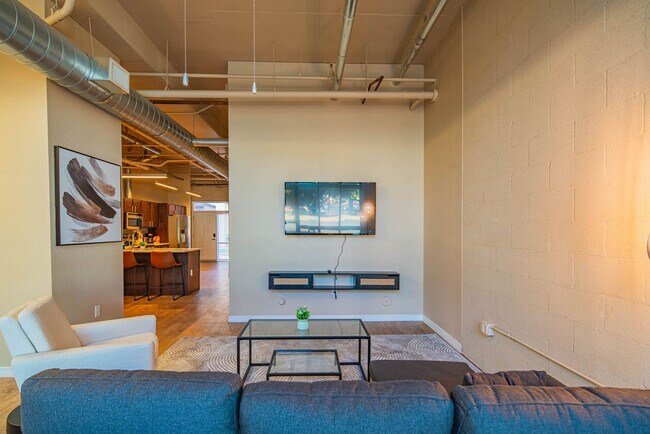 Building Photo - 1260 E University Dr