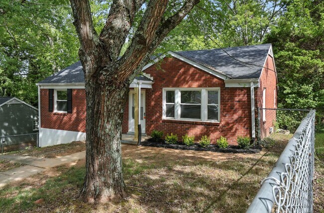 Foto del edificio - 3 Bedroom Pet Friendly Home For Rent Near Downtown Clarksville