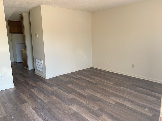 Foto del edificio - "Charming 2-Bedroom Retreat with 2.5 Baths on B's BBQ Road – Spacious 955 Sq Ft Living in Greenvi...