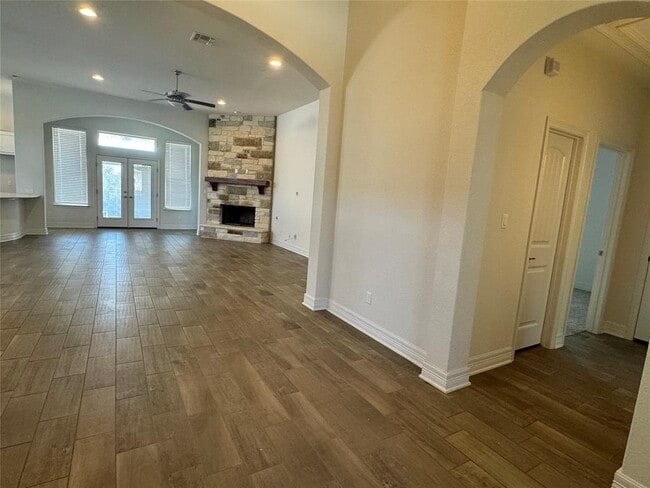 Building Photo - 124 Woodway Bend