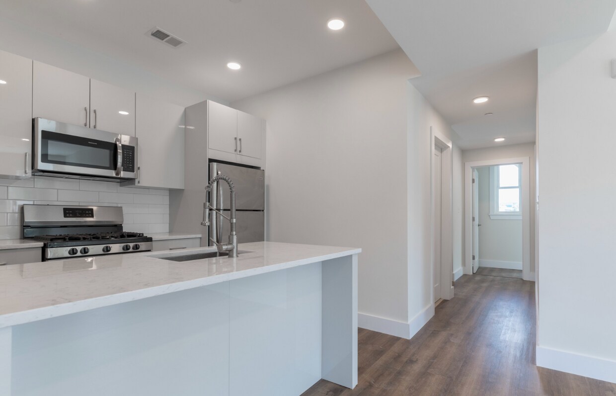 Foto principal - 843 Columbia Rd