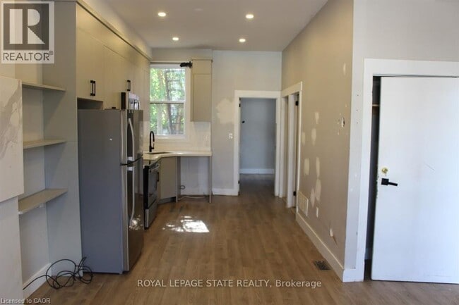 Building Photo - 500 Main St E