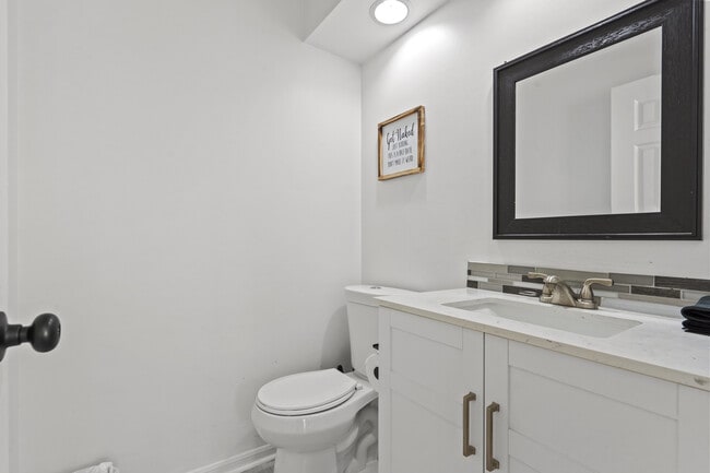 Building Photo - 604 Lochnell Dr