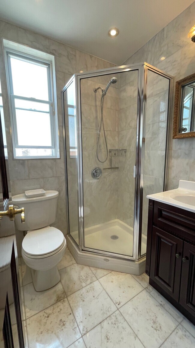 Primary Room Bath - 1671 W 4th St