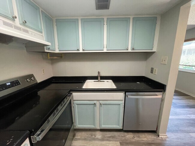 Foto del edificio - Charming 2-Bed, 2-Bath Condo in Prime Location Near Cherry Creek