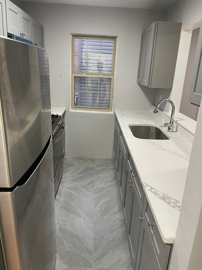 Kitchen - 707 Cozine Ave