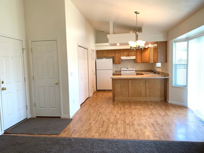 Building Photo - 2 Bed / 2 Bath Townhome w/ 2 Car Garage - ...