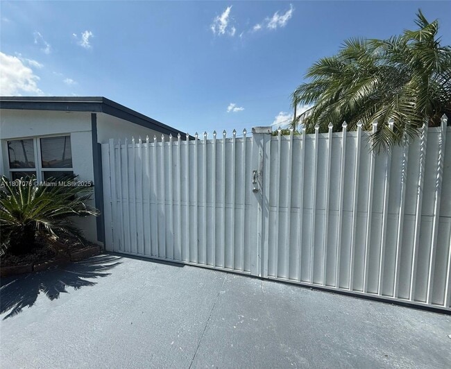 Building Photo - 11525 SW 47th Terrace