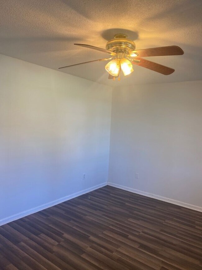 Foto del edificio - 3 bed 2 bath Brick Ranch